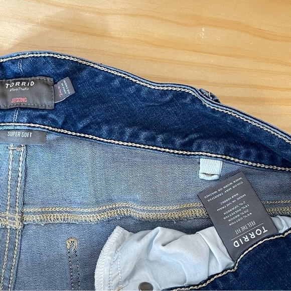 Torrid Feel The Fit Jegging Super Soft Jeans Size 24 / 3 Buttons Stretch - Picture 4 of 11